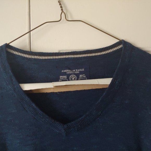 American Eagle V-Neck design Dark Blue light Sweater Size Medium - Picture 2 of 3